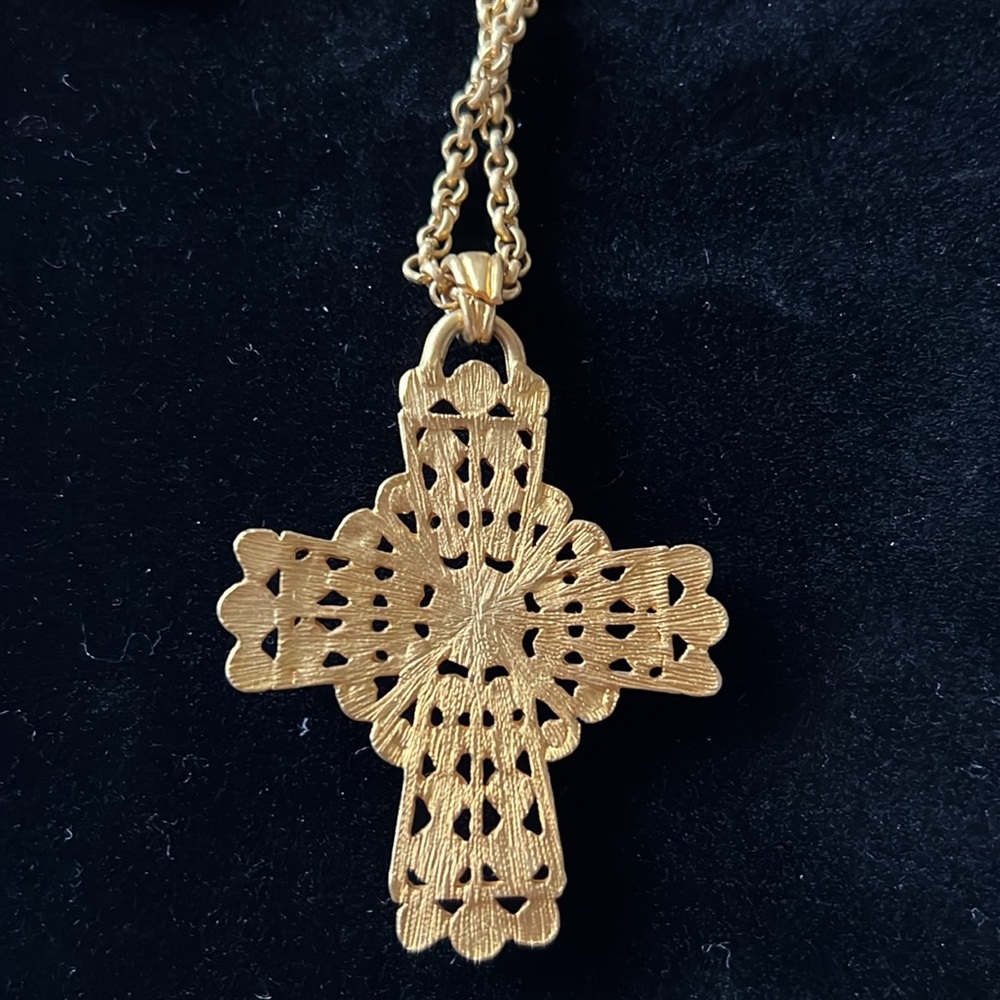 Vintage Neiman Marcus 16” gold pearl embellished cross pendant necklace - Picture 3 of 4